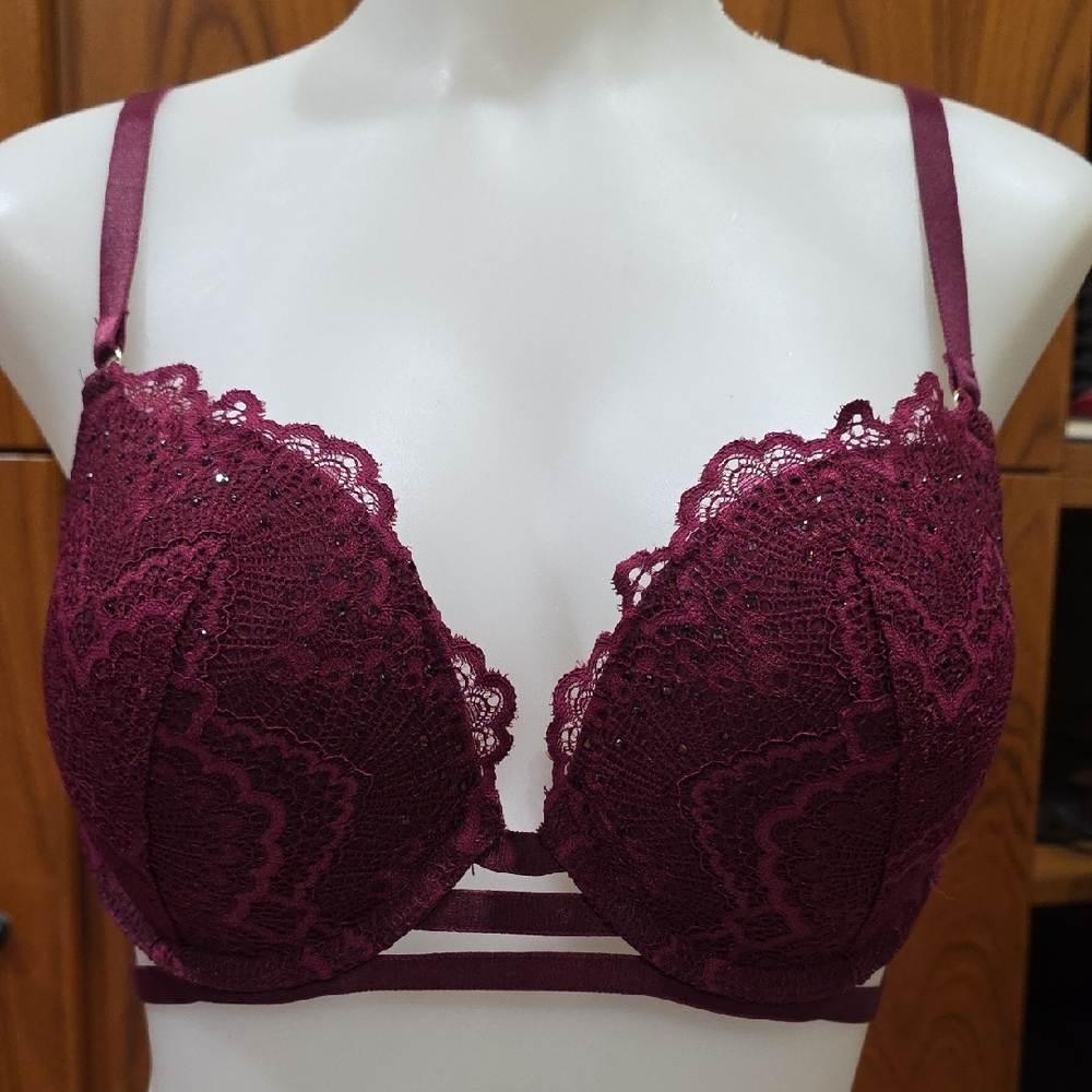 Elegant Lace Push-Up Bra in Burgundy